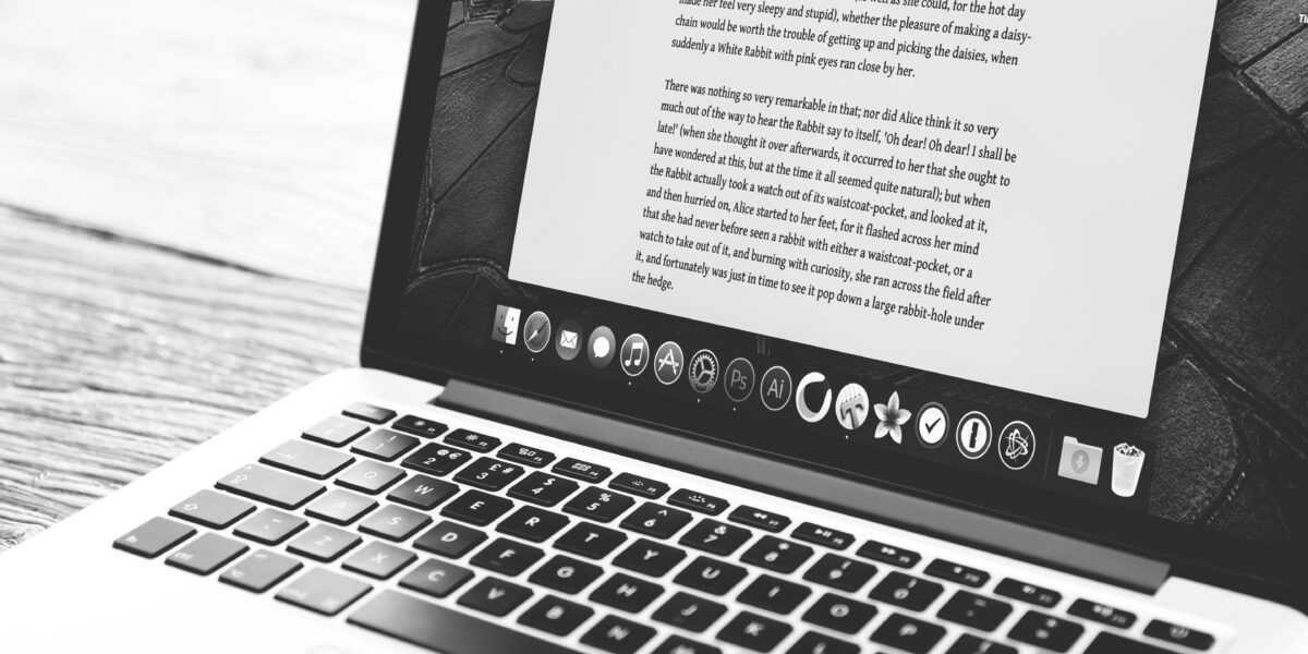 Laptop mostrando texto en pantalla.